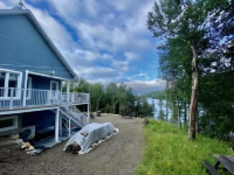 La Belle Bleue sur le Lac, 4 bedrooms, 2 bathrooms, Spa, indoor and outdoor fireplaces Hotels in Antoine-Labelle Regional County Municipality