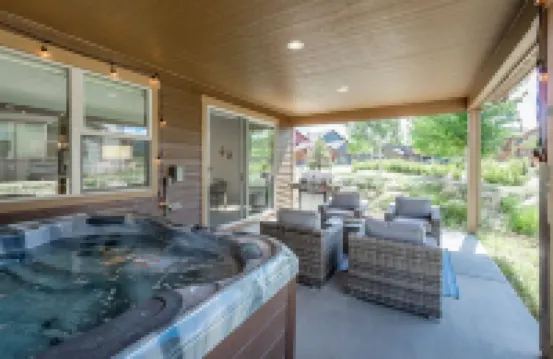 Modern Mountain Golf/Ski/Lake Retreat w/ Hot Tub