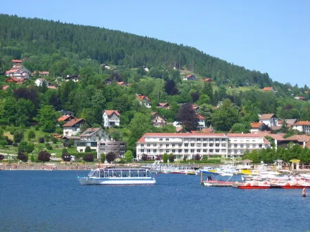 Apartment 800 m lake Xonrupt Longemer, greenery, terrace, pétanque court Отели рядом с достопримечательностью «Camping Verte Vallée : dans les Vosges proche Gérardmer avec piscine et gîtes»