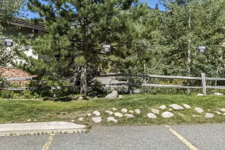 Entire 1BR apt, Sleeps 4, Wi-Fi, Close to Slopes