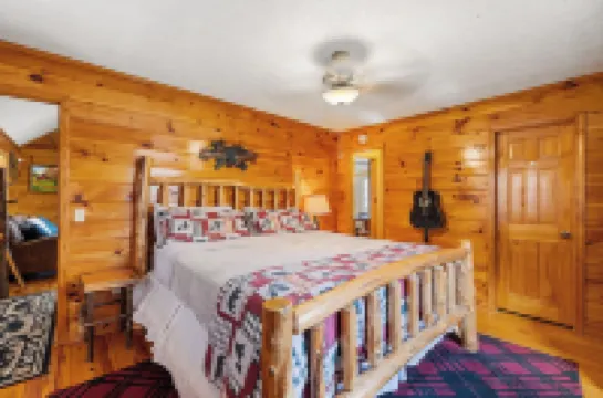 Mountain Views, 3 king beds, ready for Multi Couples get away!!! Fido too!!!