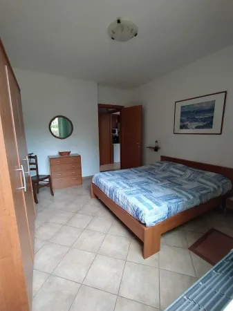 Apartment with private garden two steps from the lake.