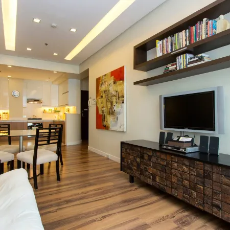 Elegant 2BR Apartment in Upscale Fort BGC Fast Wifi