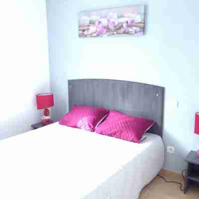 Villa T3, private terrace & parking. Wifi Fibre, Swimming pool, Shops, Beach 50m! Rooms