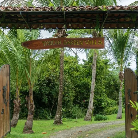 Exclusive 5 Bedroom Rainforest Retreat, Ocean/ Mountain View’s /sleeps 12