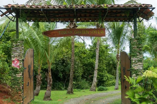 Exclusive 5 Bedroom Rainforest Retreat, Ocean/ Mountain View’s /sleeps 12