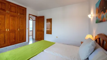 Reyes Natur - Bungalow on the seafront Отели рядом с достопримечательностью «Monte Corona»