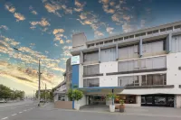 Cosmopolitan Hotel and Apartments Hotels near Luna Park Melbourne