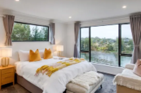 Wonderful River View - Brand New Home - 4 Bedrooms Hotels in 