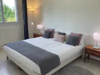 Grande maison avec piscine Large house with swimming pool Hotel di Saint-Benoit-du-Sault