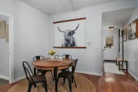 Walk to Bridge Street from the Westside Charmer! 大急流城酒店