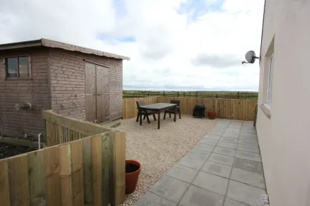 Glenside Cottage with private hot tub Отели в г. Солва