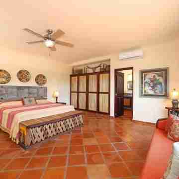 Large 1&2/BD Private Villas, Ocean Views, Lovely Pool, Ideal Location Rooms