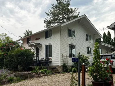 Modernized, 100+ year-old Clear Lake Cottage just steps from the lake & PM Park. Hotels near McIntosh Woods State Park