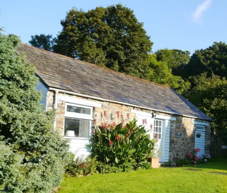 Self Catering Rural Farm Cottage + Heated Pool Cornwall Отели в г. Лаунцестон