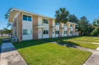 Walk to the beach! Sleeps 4, full kitchen, one bedroom, one bath