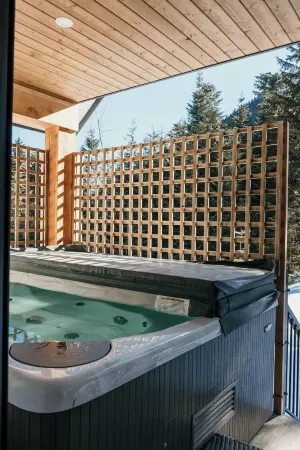 Family cabin sleeps 10 w/ hot tub, games room &  mountain views - 2 mins to base