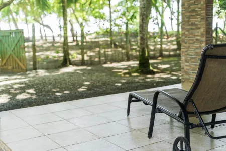 Beach Front Peaceful House w/ a/c & wifi - La Ola Feliz Отели в г. Савегре