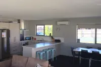 Modern 4 bedroom holiday home. Unlimited wifi