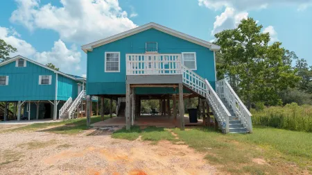 PEACEFUL RIVERFRONT COTTAGE / SLEEPS 7 W/W+D