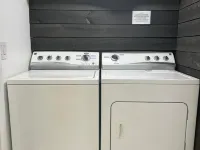 Southern New England Luxury with private patio, fireplace, spa like bathroom! 沃威克住宿飯店