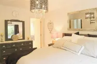 Only 4 km to Town. Beautiful Inside & Out, Relaxing,Tranquil, Great Home for All Hotels in 