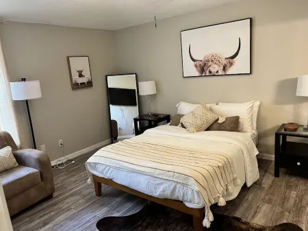 Cozy Hollyberry!  With backyard getaway! Отели рядом с достопримечательностью «Харди Альмон Соссер Комплекс»