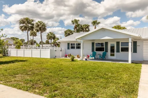 Indian River Waterfront Home with private dock, heated pool, fenced back yard Hotels in Micco