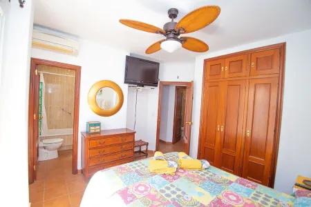 WONDERFUL AND MODERN HOUSE IN THE FIRST LINE OF THE BEACH, WIFI, KAYAK AND PADDLE SURF. Отели в г. Коста Оксиденталь