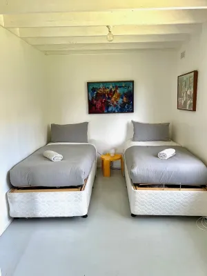 A shaped beach house located on the edge of Waratah Bay close Wilsons Promontory Hotels near Gurneys' Cidery