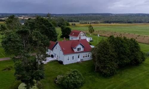 Homestead 1810 - newly renovated barn loft apartment minutes from Charlottetown