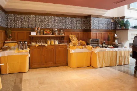 Hotel Apartamentos Trevenque Отели рядом с достопримечательностью «Estación de esquí Sierra Nevada»