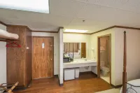 Sugarcreek Village Inn Hotels in Wayne Township