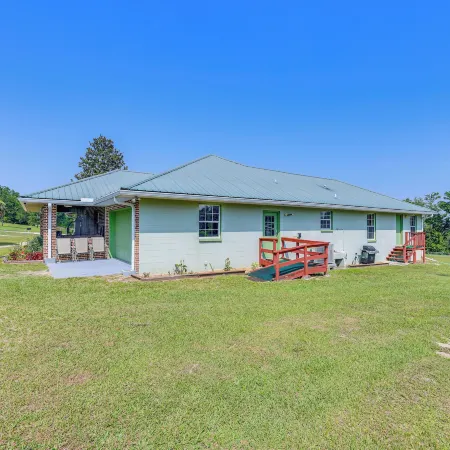 BBQ Ready: Hawthorne Home w/ Screened-in Patio