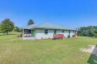 BBQ Ready: Hawthorne Home w/ Screened-in Patio - Homestays