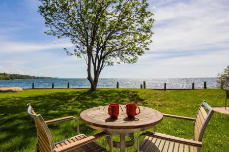 East Bay Suites Отели рядом с достопримечательностью «Drury Lane Books»