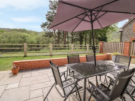 The Farmhouse Отели в г. Кадфарч