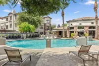 CozySuites Glendale by the Stadium with Pool 29 Hoteles en Glendale