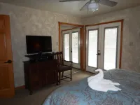 Luxury, Loft, Log-Sided Two Bedroom Harbor North Cottage Cottage Hotels in Mount Ida