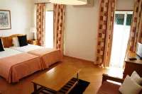 Oasis Beach Apartments - Airport Shuttle