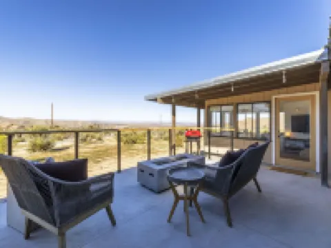 黃昏露台 - 時尚休閑的2卧室房屋，由RedAwning提供 約書亞樹村酒店