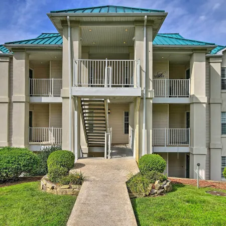 Unwind Fireside! Condo 4 Mi to Branson Strip