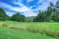 Hawley Home w/ Deck: 4 Mi to Berkshire East Resort - parking