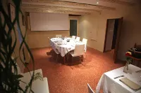 Logis Hotel Restaurant l' Auberge Cigaloise Hotels in Sauve