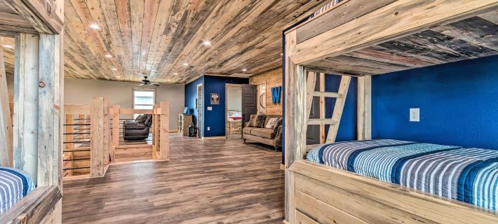 Upscale Riverfront Home w/ Beach & Fire Pit! Отели в г. Пайк