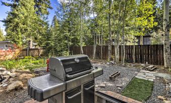 Tahoe City Getaway ~ 1 Mi to Commons Beach!