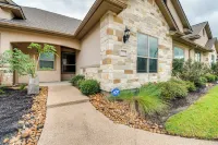 Gorgeous College Station Townhome w/ Patio! - Apartments