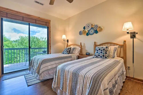 Family-Friendly Burnsville Condo! Gated Community - parking