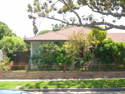 帶共享游泳池和花園的迷人卡爾弗城小屋 鄰近Cozy Inn的酒店