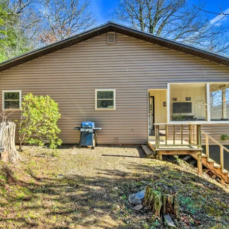 Franklin Home w/ Hot Tub & Mtn Views!